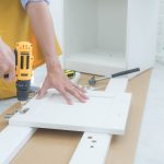 Co zrobić, gdy urządzenia AGD odmawiają posłuszeństwa – lodówka nie chłodzi, pralka cieknie?